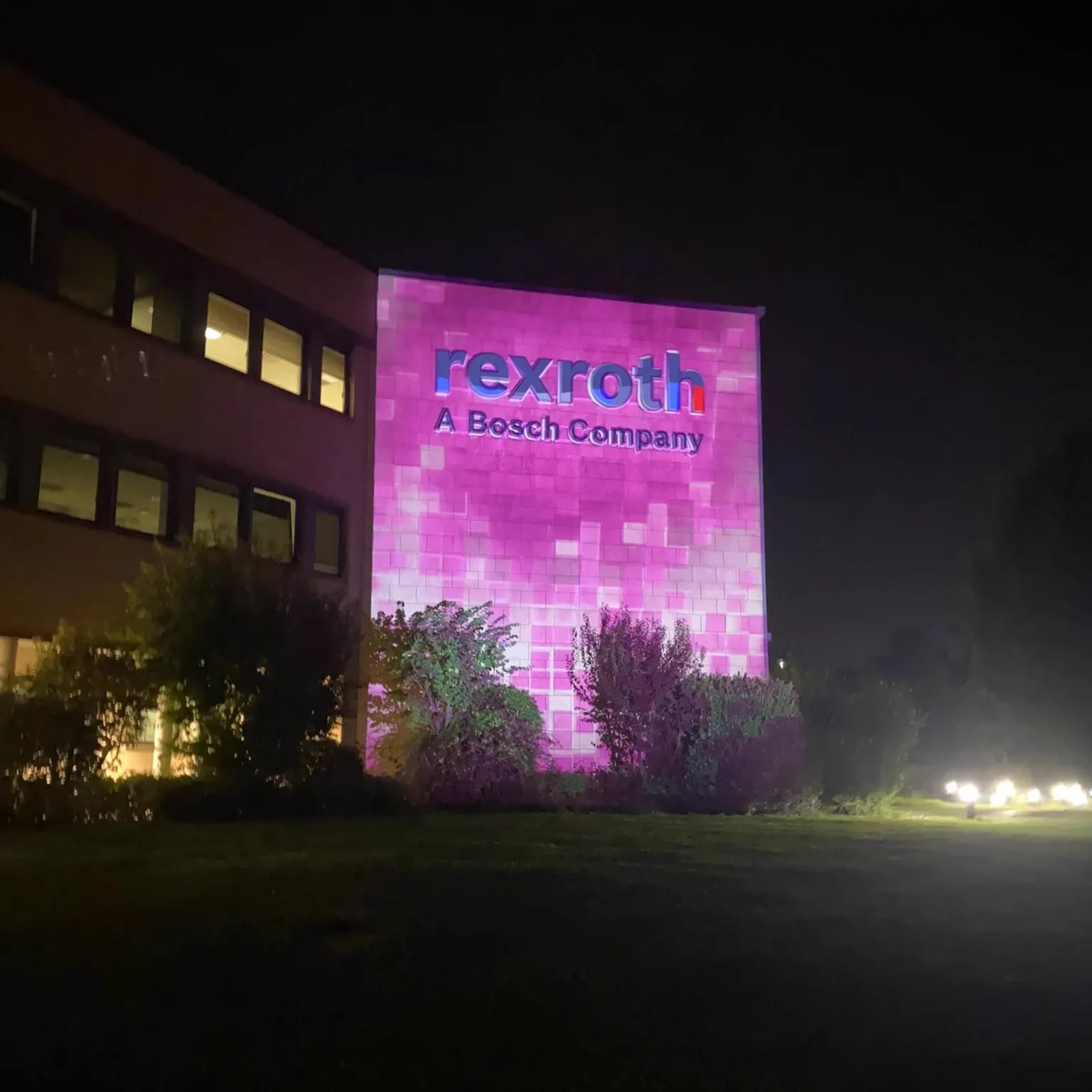 Facciata Bosch Rexroth Oil Control illuminata per il progetto