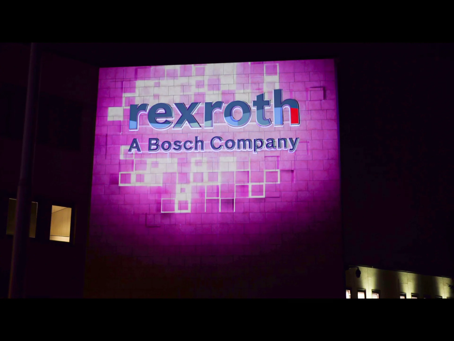 Videomapping Bosch Rexroth, luce rosa sulla facciata